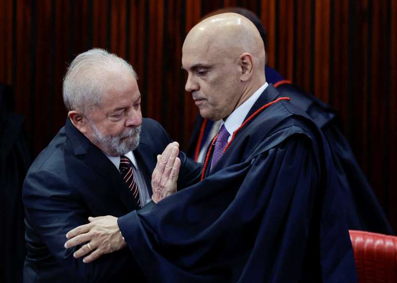 Presidente eleito Luiz In&aacute;cio Lula da Silva (PT) abra&ccedil;a Alexandre de Moraes, presidente do TSE, durante cerim&ocirc;nia de diploma&ccedil;&atilde;o