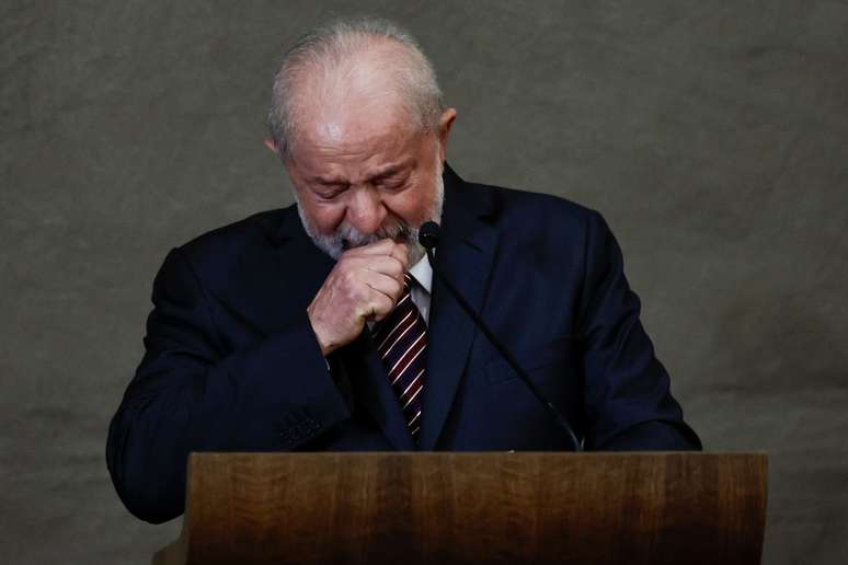 Lula chora durante diplomação ao relembrar prisão e exaltar democracia 