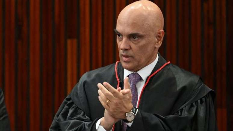 Moraes foi aplaudido de p&eacute; por pol&iacute;ticos, diplomatas e ex-presidentes da Rep&uacute;blica presentes na plateia ao chegar &agrave; cerim&ocirc;nia