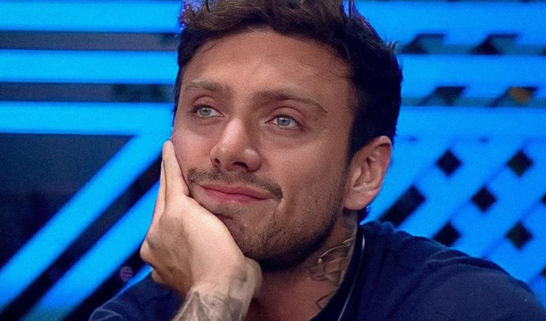 A Fazenda: Vini Buttel foi expulso de din&acirc;mica por passar informa&ccedil;&otilde;es do programa.