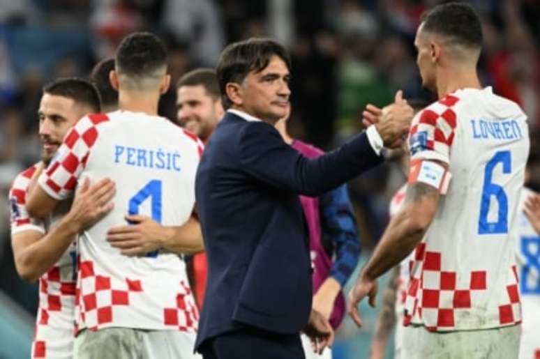 Zlatko Dalic com seus jogadores na Copa do Mundo (Foto: INA FASSBENDER / AFP)