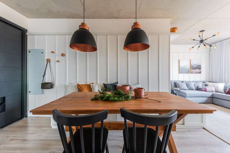 Na proposta de um estilo industrial de decoração, na mesa de jantar os pendentes foram instalados diretamente na laje de concreto