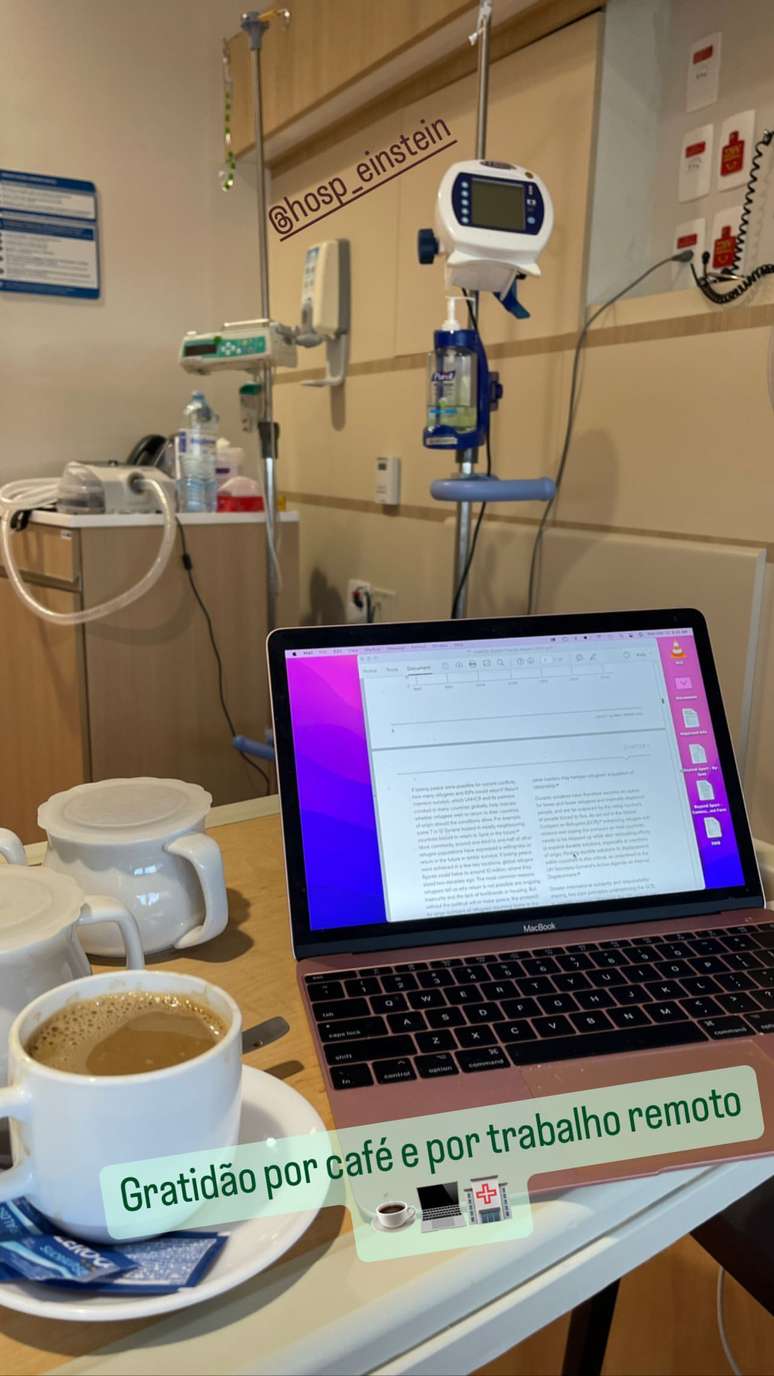 Filha visita Pel&eacute; no hospital 