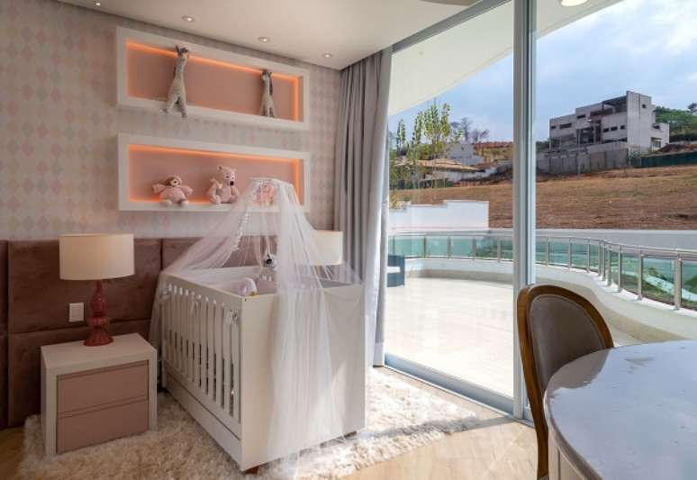 41. Quarto moderno para beb&ecirc; com ber&ccedil;o branco e minimalista &ndash; Foto Aquiles Nicolas Kilaris