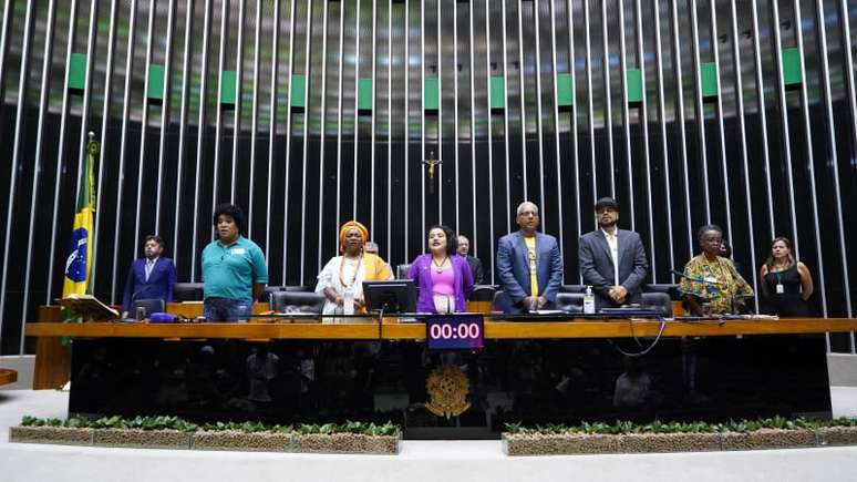 Imagem mostra mesa do plen&aacute;rio da C&acirc;mara composta apenas por pessoas negras em sess&atilde;o que homenageou o Dia da Consci&ecirc;ncia Negra.