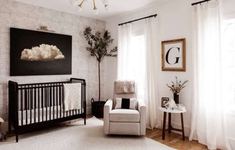 38. Quarto em tons de branco e preto com berco moderno preto &ndash; Foto Viva Decora