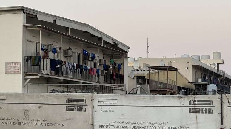 Prédios residenciais modestos se intercalam com armazéns na Zona Industrial