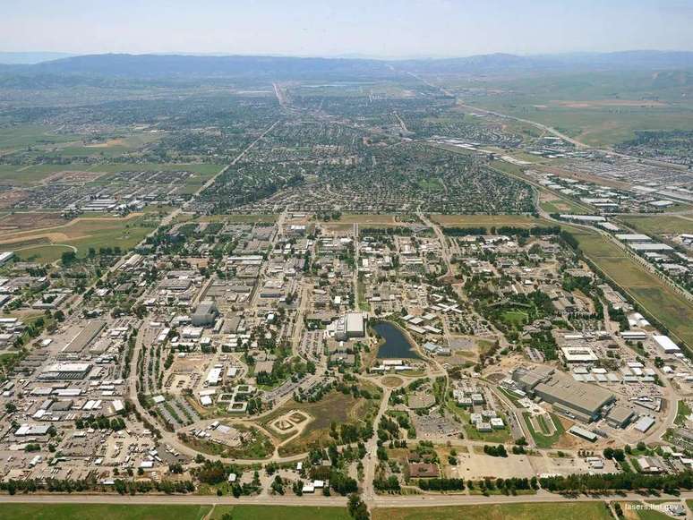 Laboratório Nacional Lawrence Livermore, onde são feitas as pesquisas de energia de fusão nuclear na Califórnia (Imagem: National Ignition Facility/Wikimedia Commons)