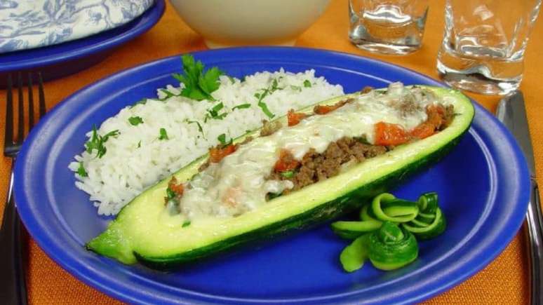 Abobrinha recheada com carne mo&iacute;da &ndash; Foto: Guia da Cozinha