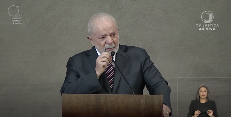 Lula chora durante sua diploma&ccedil;&atilde;o