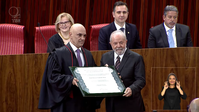 Alexandre de Moraes entrega diploma para o presidente eleito Lula 