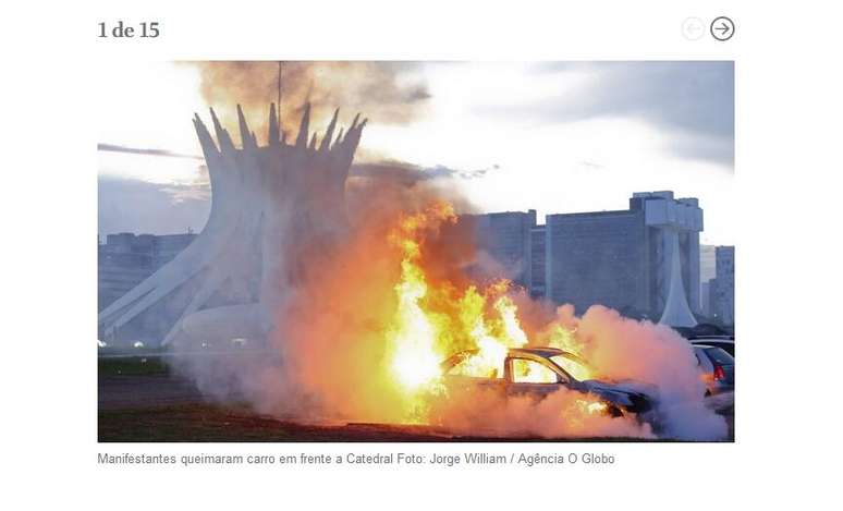 Foto mostra um carro incendiado durante um protesto em novembro de 2016