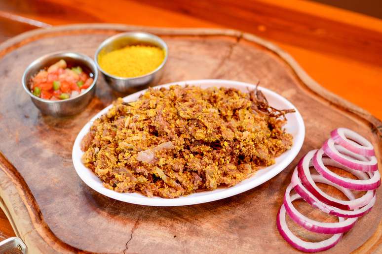 Pa&ccedil;oca de carne de sol &eacute; um prato famoso em Genipabu 