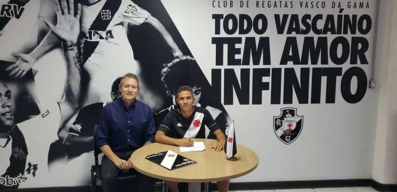 Paulinho treinou com os jogadores do elenco profissional (Foto: Dvulgação)