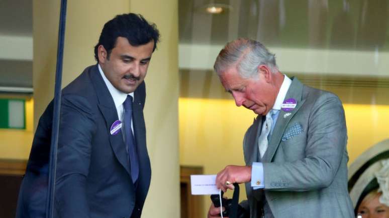 O emir do Catar,Tamim bin Hamad al Thani, em 2014, com o então príncipe Charles (atual rei Charles 3º)