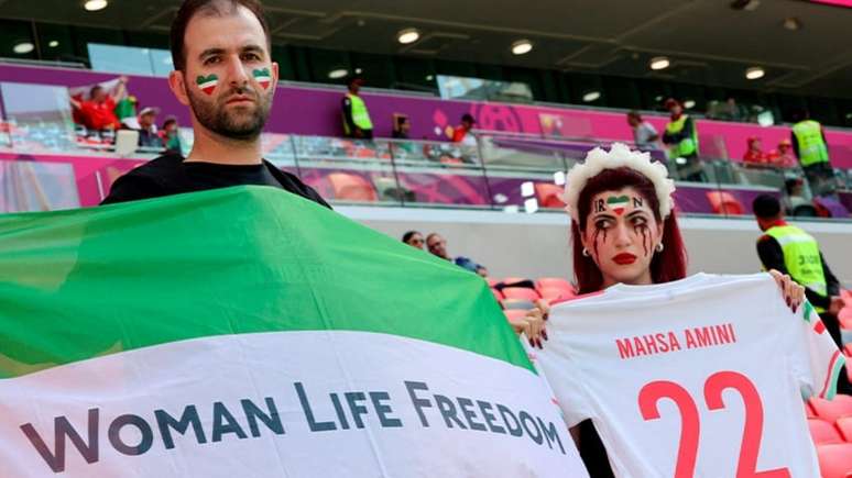 Torcedores fizeram protestos contra o regime no Irã durante a Copa do Mundo (Giuseppe CACACE / AFP)