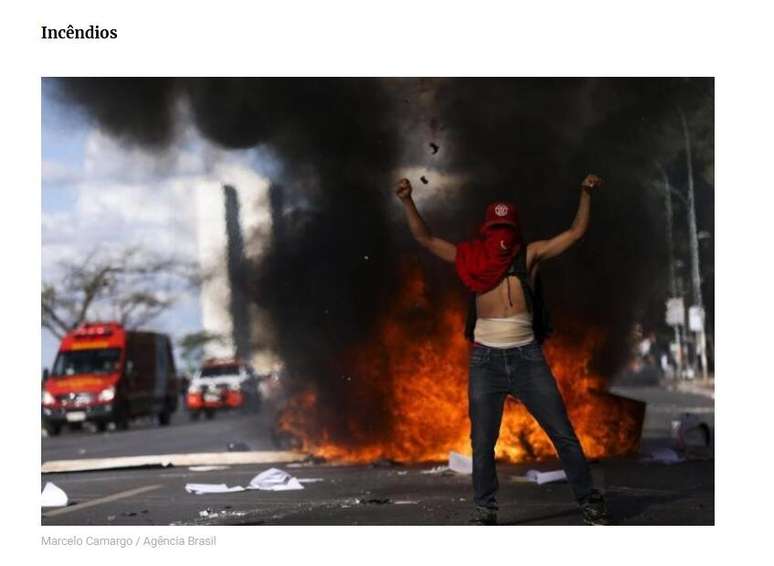 Foto mostra um manifestante com camiseta vermelha e calça jeans durante um protesto em maio de 2017