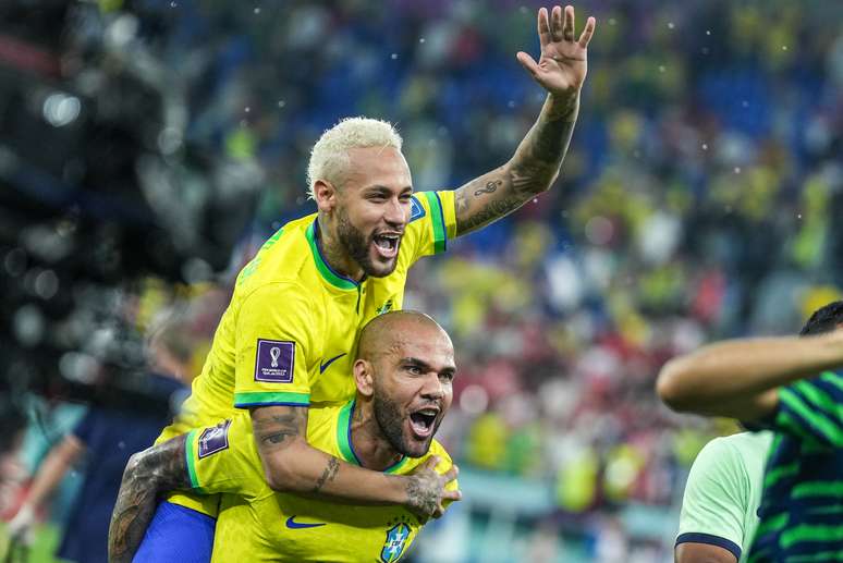 Daniel Alves com Neymar na Copa 2022