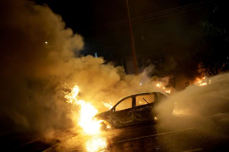 Carros foram incendiados durante protesto