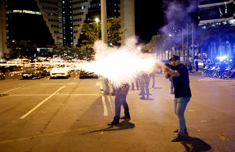 Manifestantes confrontaram as forças policiais em Brasília na noite desta segunda-feira, 12.