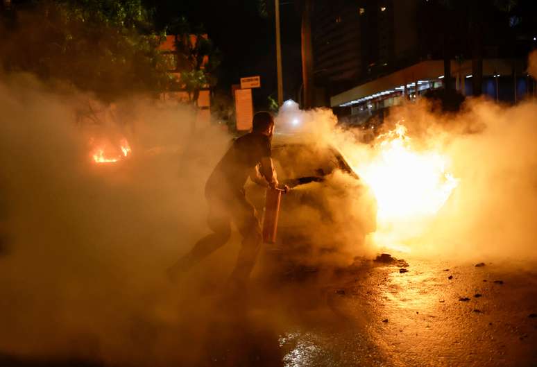 Bolsonaristas atearam fogo em carros durante o protesto