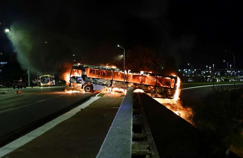 Ônibus é incendiado e quase derrubado de viaduto em Brasília 