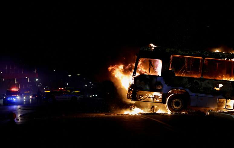 Bolsonaristas incendiaram ônibus em protesto a prisão de indígena