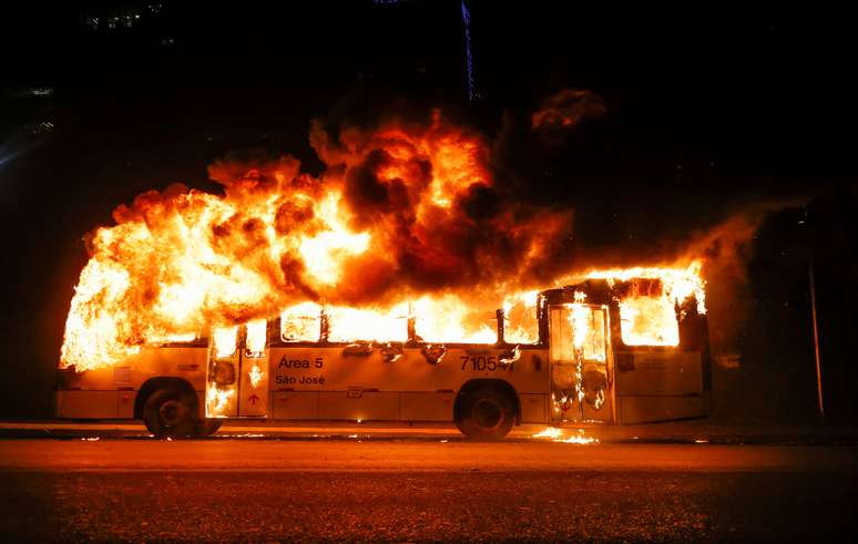 &Ocirc;nibus &eacute; incendiado em noite de atos violentos na capital federal 