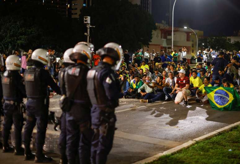 Policiais e militantes bolsonaristas em Brasília 