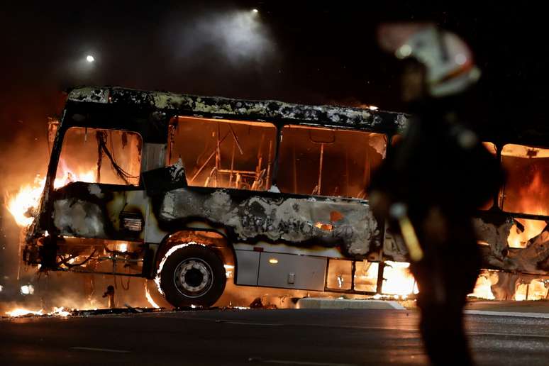 Policial próximo a ônibus incendiado na capital federal