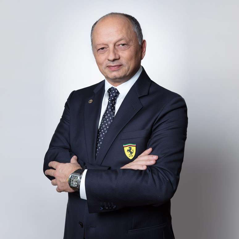 Vasseur já trajado com o escudo da Ferrari: francês assume chefia da equipe em janeiro de 2023 