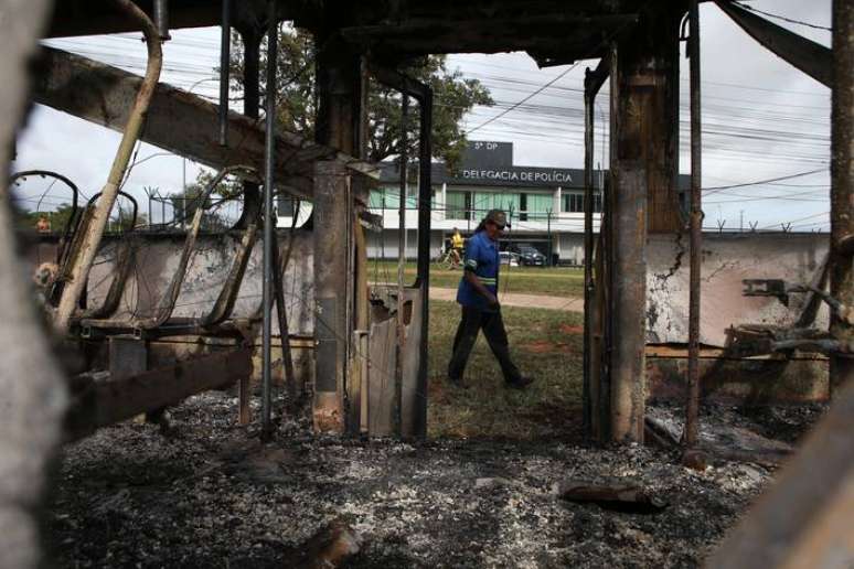 Veículos foram incendiados e manifestantes tentaram invadir a sede da PF em Brasília nesta segunda-feira.