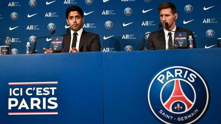 O Catar comprou o clube Paris Saint-Germain (PSG), no qual joga o argentino Lionel Messi (à dir.); na foto ao lado do presidente do clube Nasser Al/Khelaifi, e o brasileiro Neymar