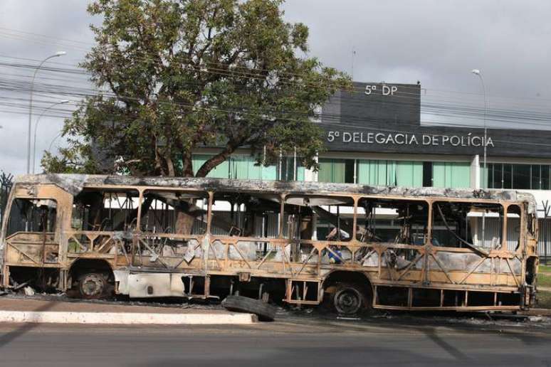 Rescaldo dos protestos bolsonaristas que queimaram carros e tentaram invadir a sede da Polícia Federal em Brasília no final da noite de segunda-feira, 12