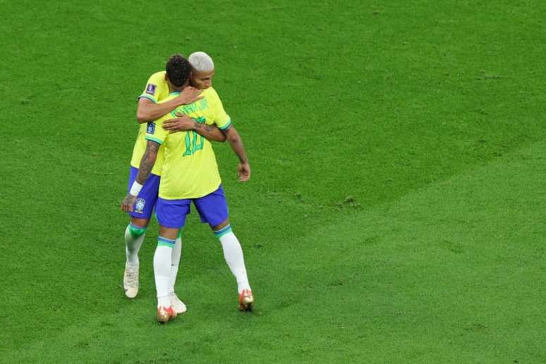 Richarlison e Neymar abraçados em Brasil x Sérvia (Foto: GIUSEPPE CACACE / AFP)