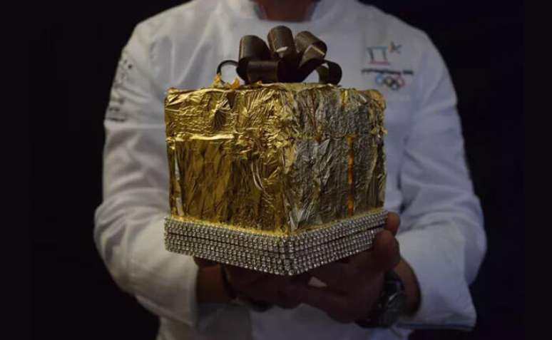 Versão “modesta” do panetone folheado a ouro que custa o equivalente a R$ 840,00 