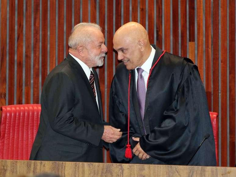 Lula com Alexandre de Moraes durante diplomação