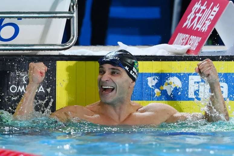 Nicholas Santos comemora medalha de ouro na Austrália (Foto: World Aquatics / Divulgação)