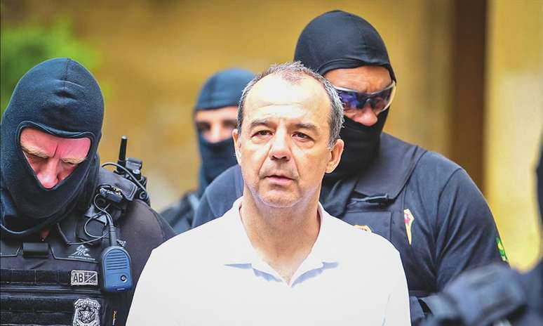 A defesa do ex-governador do Rio de Janeiro informou que ele deve deixar a cadeia na segunda-feira, 19, e ficará em prisão domiciliar em um imóvel da família em Copacabana.