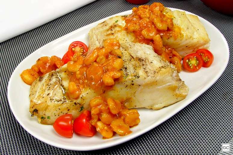 Bacalhau com molho de camarão – Foto: Guia da Cozinha