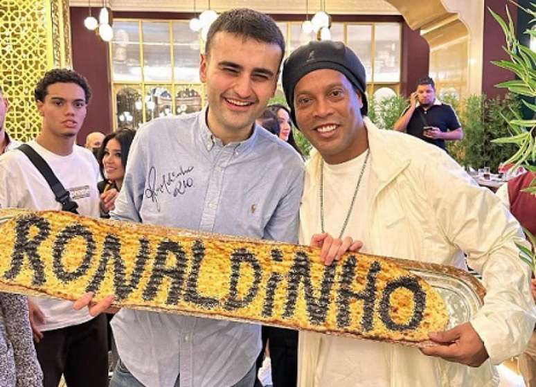 Ronaldinho foi presenteado por chef turco no Qatar (Reprodução)