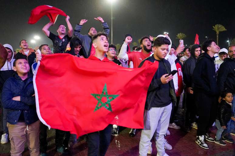 Torcedores em Trípoli, na Líbia, assistem partida entre Marrocos e Portugal pelas quartas de final da Copa do Mundo do Catar 