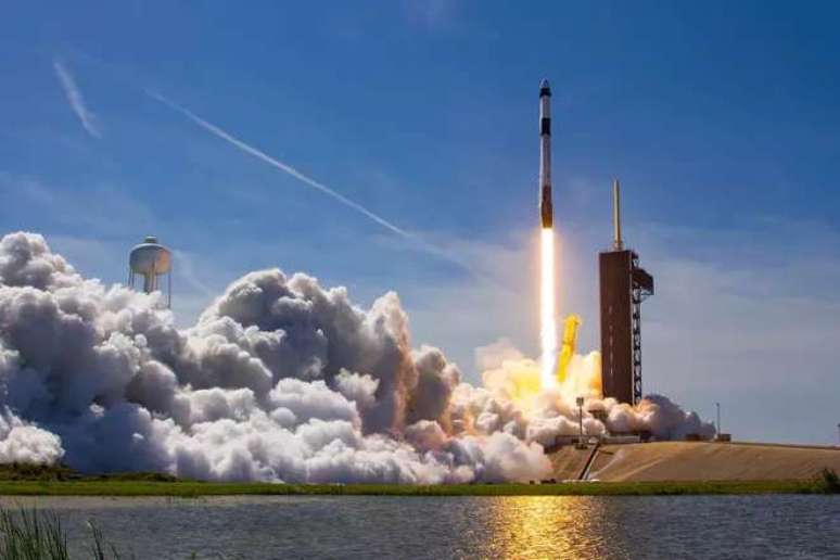 Lançamento de foguete Falcon 9 da SpaceX como o que levou as bolas da copa de 2022 ao espaço (Imagem: SpaceX)