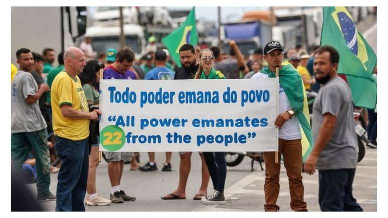 Manifestantes bolsonaristas fecham rodovia em Palhoça, Santa Catarina