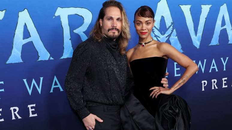 Zoe Saldana, fotografada ao lado do marido Marco Perego Saldana, interpreta a mesma personagem do primeiro filme