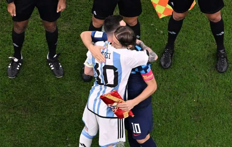 O respeito entre os craques de Argentina e Croácia (Kirill KUDRYAVTSEV / AFP)