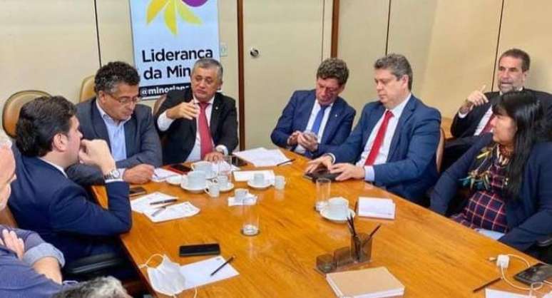 Os deputados federais José Guimarães (CE), Márcio Macedo (SE) e Reginaldo Lopes (MG) discutiram estratégias para vencer resistências à PEC da Transição no Congresso.