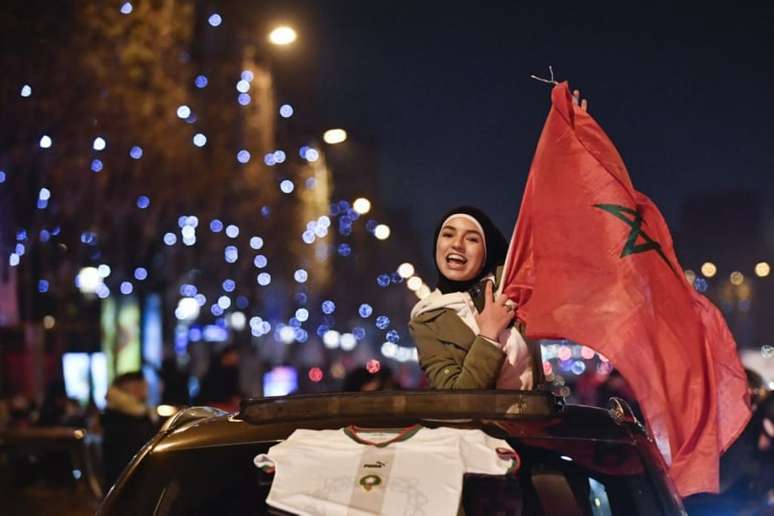 Torcedores marroquinos comemoraram vitórias em Paris (Foto: JULIEN DE ROSA / AFP)