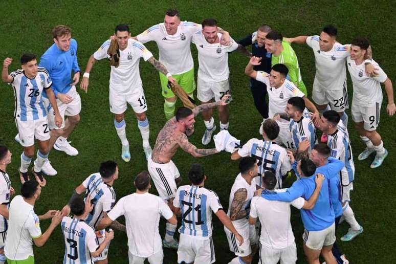 Jogadores argentinos festejam classificação à final (Foto: KIRILL KUDRYAVTSEV / AFP)