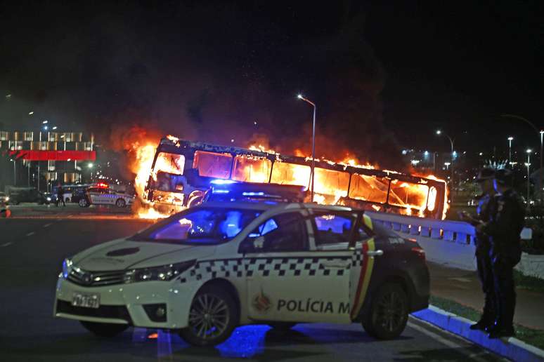 Bolsonaristas queimaram carros e tentaram invadir a sede da Polícia Federal em Brasília no final da noite desta segunda-feira, 12.